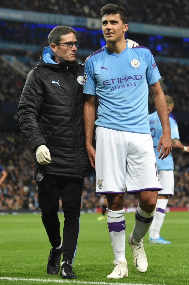 Rodri ditarik keluar karena cedera hamstring. Foto: AFP/Oli Scarff
