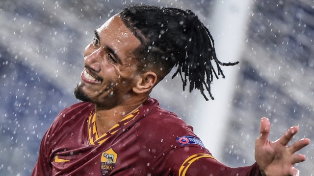 Chris Smalling dalam pertandingan Liga Europa menghadapi Gladbach. Foto: AFP/Filippo Monteforte