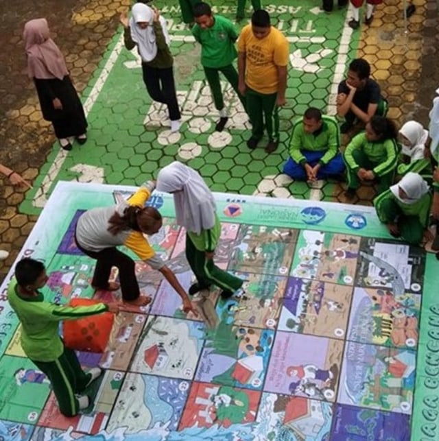Permainan ular tangga raksasa oleh anak-anak SLB Batu Merah. (25/10). Dok : Padil