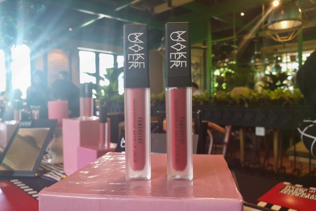 Make Over Powerstay Transferproof Matte Lip Cream. Foto: Intan Kemala Sari/kumparan