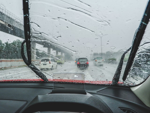 Berkendara di musim hujan Foto: dok. kumparan
