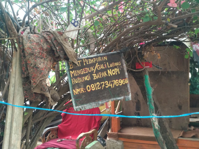 Pondok kecil di area pemakaman tempat pelaku Nopi biasa beristirahat setelah menggali kubur. (foto: W Pratama/Urban Id)