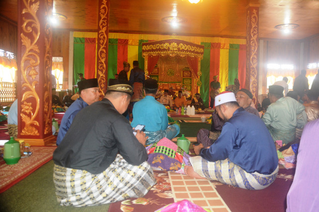 Duduk bersila menanti hidangan. Foto : WJK