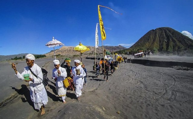 Ritual suku Tengger di Bromo. Sumber foto: Wikipedia