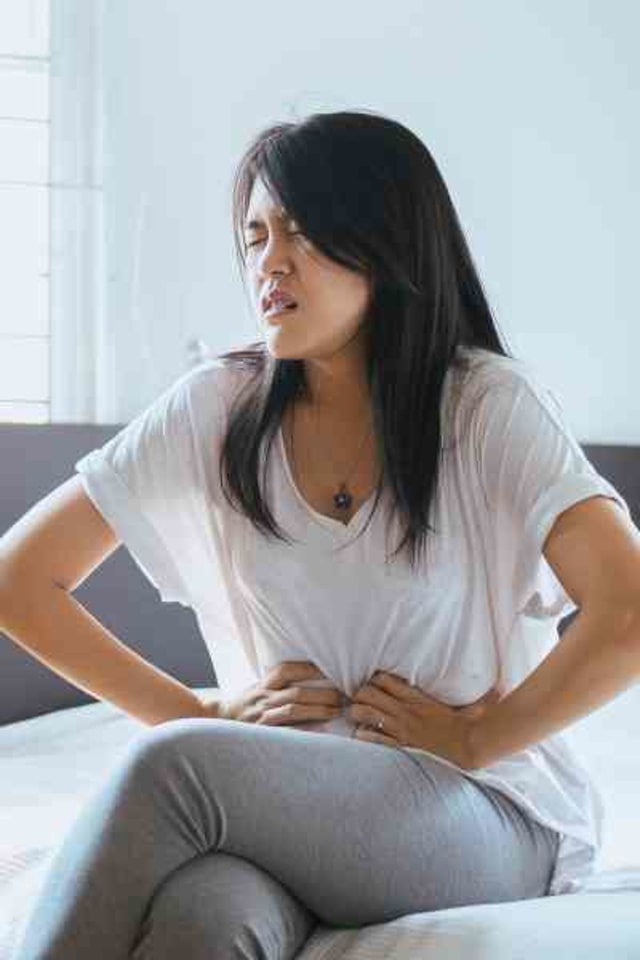 Nyeri perut merupakan salah satu tanda wanita sedang mengalami ovulasi. Foto: Shutter Stock