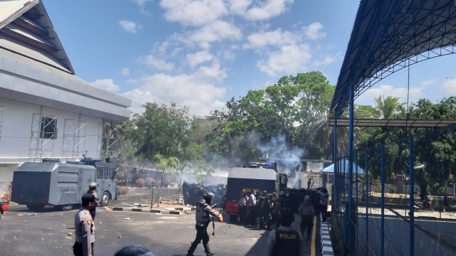 Detik detik awal bentrokan di depan Gedung DPRD Sulawesi Tenggara, pada Kamis (26/9). Foto : Wiwid Abid Abadi/kendarinesia