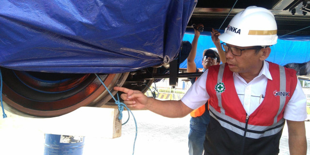 Direktur Utama PT INKA (Persero) Budi Noviantoro mengecek persiapan pengiriman 22 kereta api buatan anak bangsa ke Bangladesh. Foto-foto : Masruroh/Basra