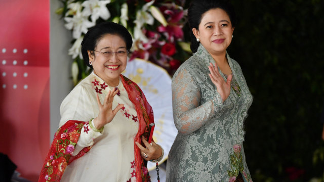 Megawati Soekarnoputri didampingi Puan Maharani di Kompleks Parlemen, Senayan, Jakarta, Minggu (20/10/2019).
 Foto: AFP/Adek Berry