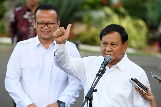 Prabowo Subianto (kanan) didampingi Edhy Prabowo saat memberi keterangan pers di Istana Kepresidenan, Jakarta, Senin (21/10/2019). Foto: ANTARA FOTO/Wahyu Putro A