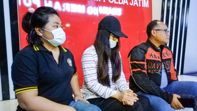 Publik figur dalam kasus prostitusi online Batu, PA menemui awak media Minggu (27/10) dini hari, sebelum meninggalkan Mapolda Jatim. Foto: Dok. Istimewa