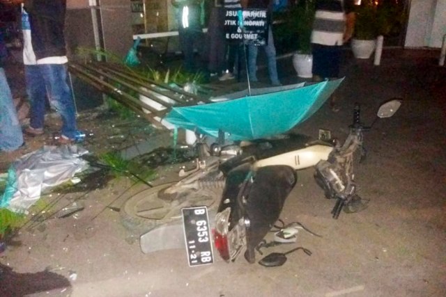 Kecelakaan Nissan Livina B 2794 STF menabrak Apotik Senopati Jl. Senopati Raya, Jakarta Selatan pukul 03:30 WIB, korban tutup usia Satpam Apotik Asep Kamil (50 tahun) & sdh dlm penanganan Polri. Foto: Twitter/@TMCPoldaMetro
