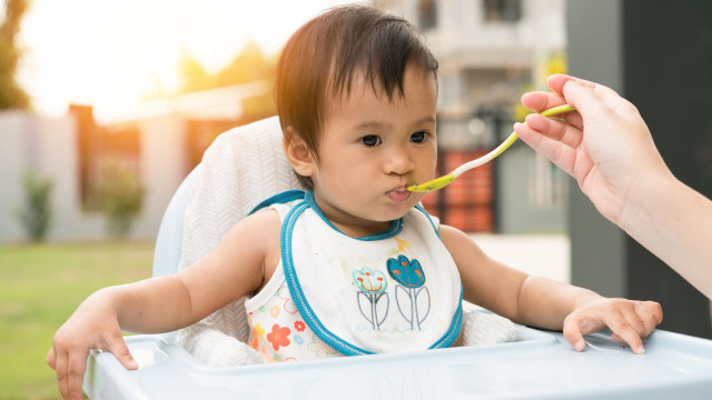 Ilustrasi balita makan MPASI. Foto: Dok. Shutterstock