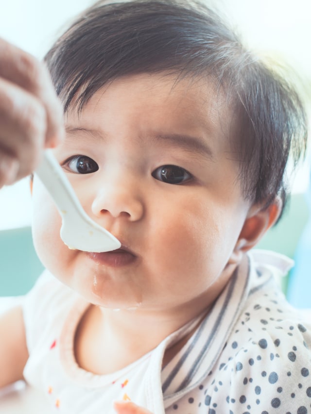 Ilustrasi balita makan diberi air. Foto: Dok. Shutterstock