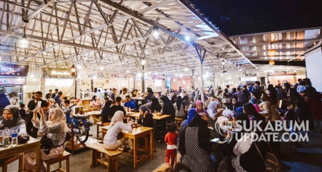 Pengunjung sedang berwisata kuliner di Rooftop Lego Street, Jalan Raya Siliwangi Cibadak, Kabupaten Sukabumi. | Sumber Foto:Istimewa