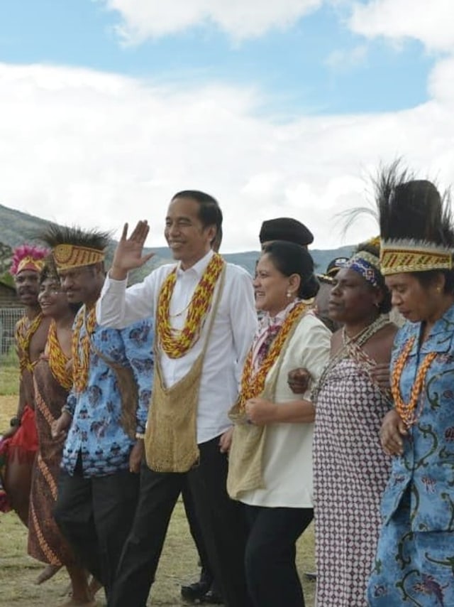 Presiden Joko Widodo didampingi Ibu Negara Iriana Joko Widodo melakukan kunjungan kerja ke Distrik Anggi, Pegunungan Arfak, Papua Barat, Minggu (27/10). Foto: Instagram/ @sekretariat.kabinet