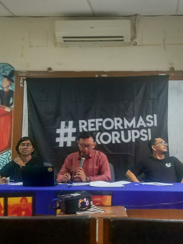 Ketua YLBHI Asfinawati (kiri) M isnur (tengah) dalam konferensi pers Penyampaian Laporan YLBHI dan LBH Indonesia. Foto:  Adhim Mugni Mubaroq/kumparan 