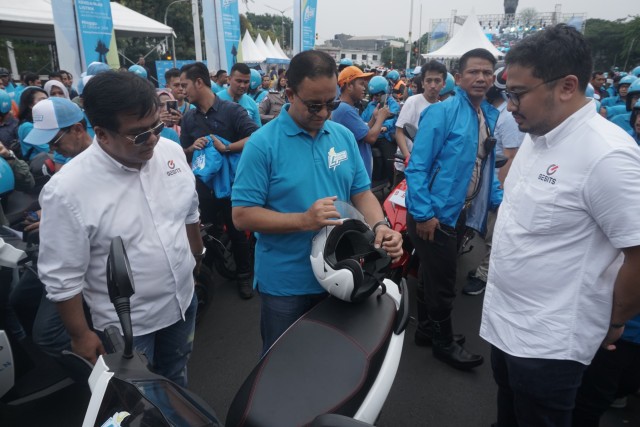 Gubernur DKI Jakarta Anies Baswedan (tengah) memeriksa sepeda motor listrik saat Karnaval Jakarta Langit Biru di Patung Pemuda Membangun, Senayan, Jakarta. Foto: Iqbal Firdaus/kumparan 