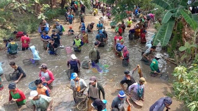 Tradisi memetan, untuk merawat sungai dari kotoran sampah, di Desa Jatiblimbing Kecamatan Dander Kabupaten Bojonegoro. Minggu (27/10/2019)
