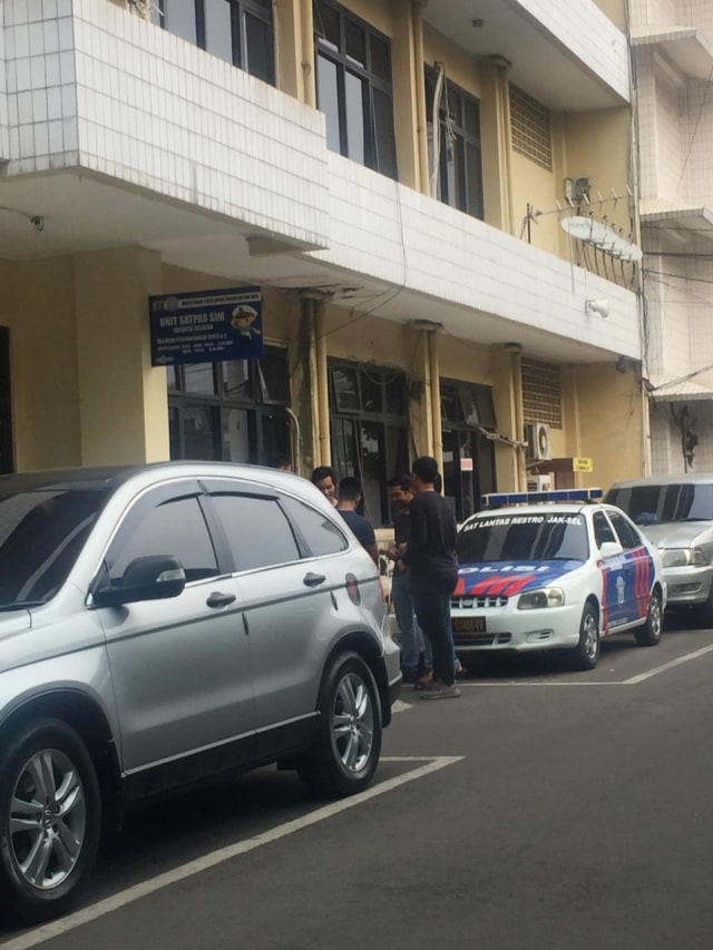 Keluarga dan teman tengah menjenguk Putri Kalingga Hermawan, sopir grand livina yang menabrak Apotek Senopati dan tewaskan satpam, di Polres Jakarta Selatan. Foto: Raga Imam/kumparan 
