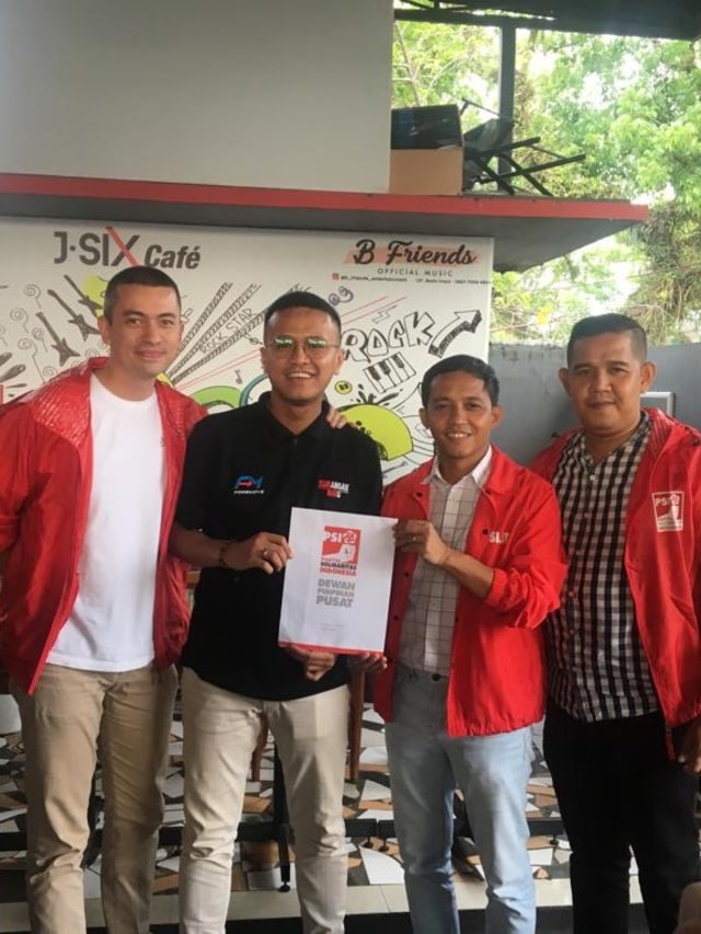 Faldo Maldini foto bersama saat resmi gabung PSI. Foto: Dok. PSI