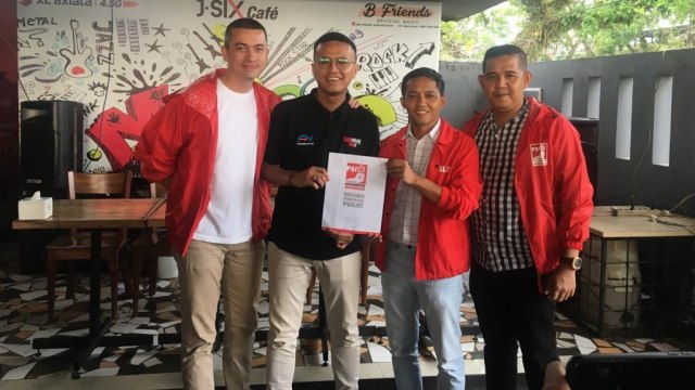 Faldo Maldini foto bersama saat resmi gabung PSI. Foto: Dok. PSI