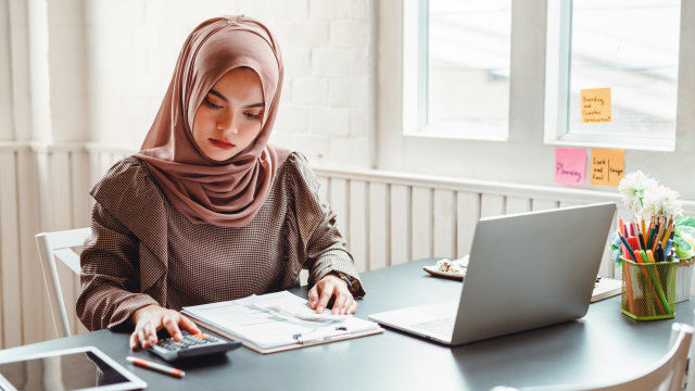 Ilustrasi memilih hijab dengan bahan yang tepat. Foto: Shutter Stock