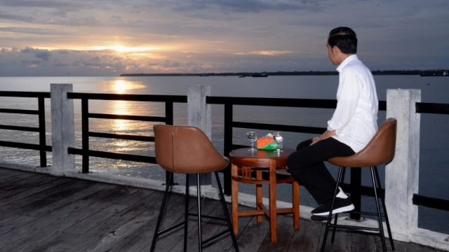Presiden Joko Widodo menikmati senja saat kunjungan kerja di Kaimana, Papua Barat. Foto: Dok. Kris - Biro Pers Sekretariat Presiden