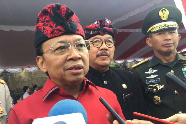 Gubernur Bali Wayan Koster diwawancarai usai upacara Hari Sumpah Pemuda di Renon, Denpasar, Bali, Senin (28/10). Foto: Denita br Matondang/kumparan
