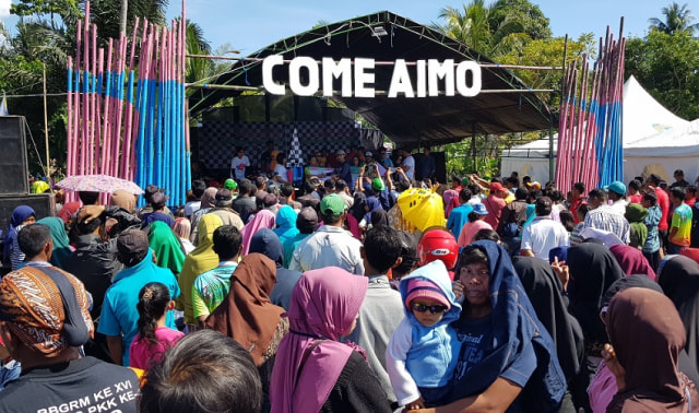 Antusiasme pengunjung pada perayaan puncak Come Aimo Festival di Tugu Khatulistiwa, Desa Khatulistiwa, Kecamatan Tinombo Selatan, Kabupaten Parigi Moutong, Sulawesi Tengah, Minggu (27/10). Foto: Nurdin/PaluPoso