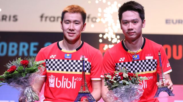 Ganda putra Indonesia Marcus Fernaldi Gideon (kiri) dan Kevin Sanjaya Sukamuljo usai menjuarai French Open 2019 di Prancis. Foto: ANTARA FOTO/Nafielah - Humas PP PBSI