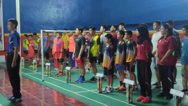 Peserta saat mengikuti pembukaan kejuaraan bulutangkis Provinsi Sulteng, di gedung olah raga (GOR) Gelora Sejahtera Palupi, Jalan Tavanjuka Permai, Kecamatan Tatanga, Kota Palu. Senin (28/10). Foto: Ikram
