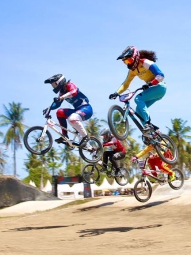 Pembalap sepeda BMX memacu sepedanya pada ajang Banyuwangi BMX International 2019 di Sirkuit BMX Muncar, Banyuwangi, Jawa Timur.  Foto: Dok. Humas Pemkab Banyuwangi 