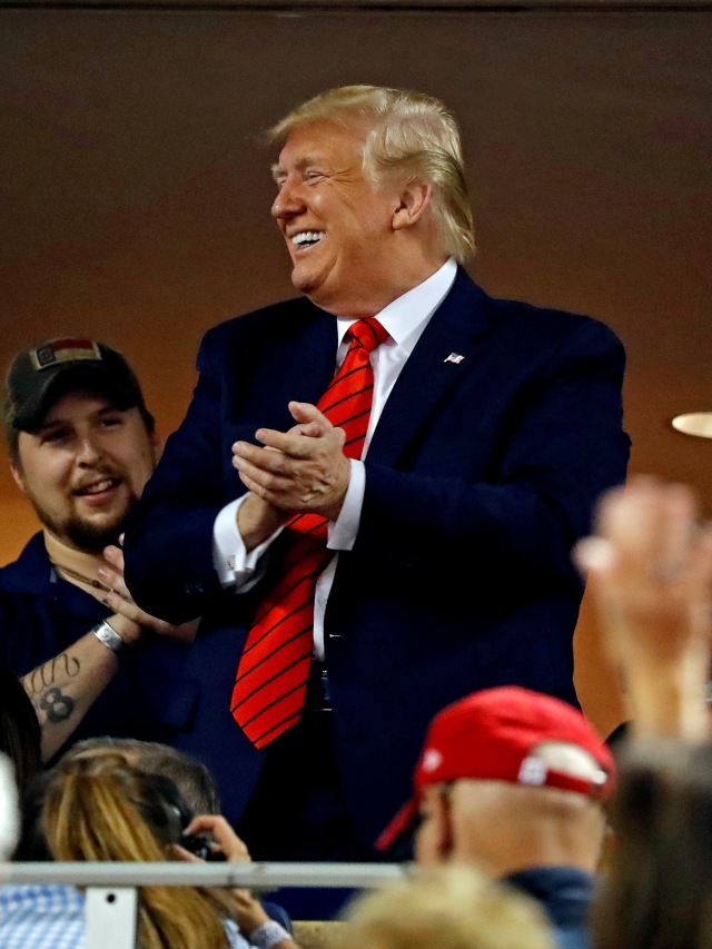 Presiden Donald Trump saat menonton pertandingan World Series 2019 di Nationals Park. Foto: Geoff Burke-USA TODAY Sports via Reuters