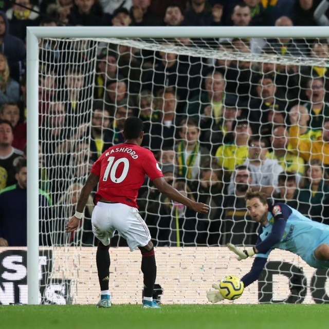 Marcus Rashford saat gagal mengeksekusi penalti. Foto: Reuters