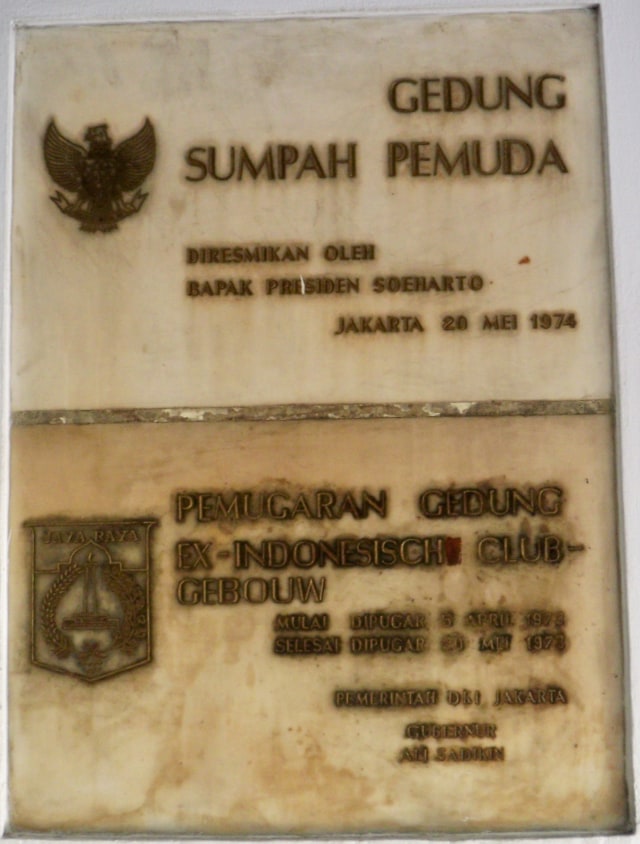 Prasasti peresmian dan pemugaran Museum Sumpah Pemuda Foto: Wikimedia Commons