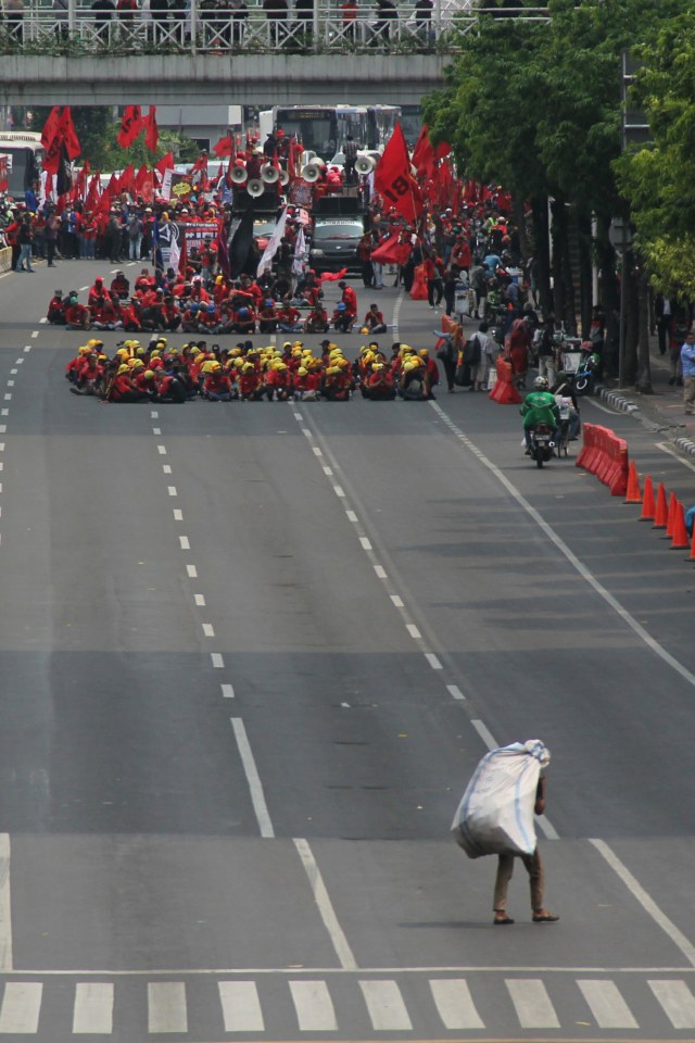 Massa gabungan dari mahasiswa dan buruh menggelar unjuk rasa #ReformasiDikorupsi di Jalan MH Thamrin, Jakarta  Senin (28/10). 
 Foto: Nugroho Sejati/kumparan 