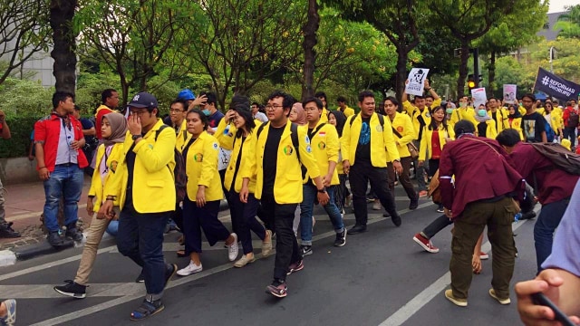Mahasiswa Universitas Indonesia gabung dengan massa buruh, Senin (28/10/2019). Foto: Muhammad Darisman/kumparan