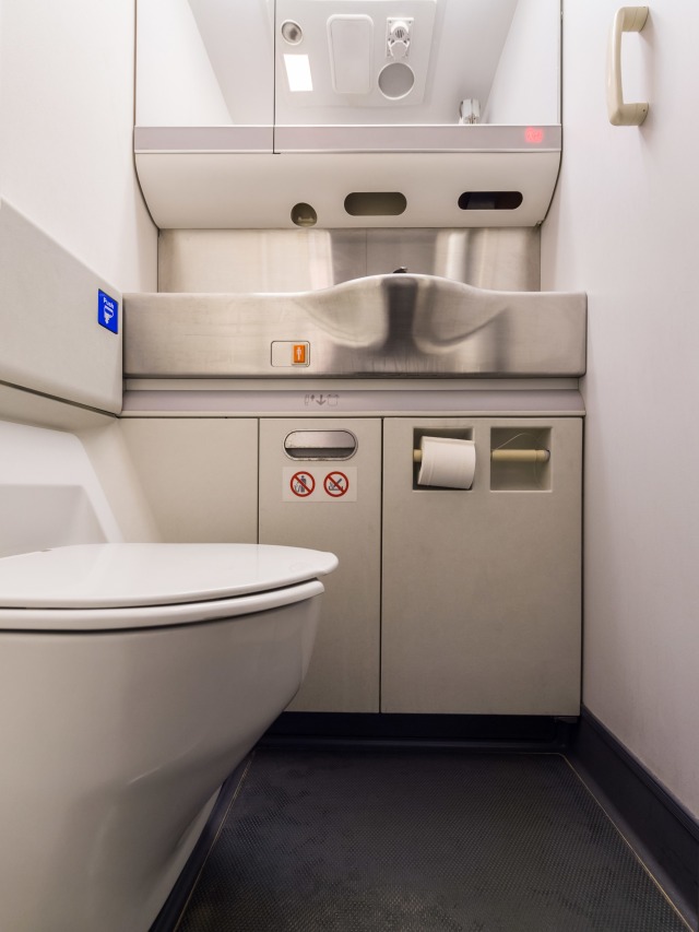 Ilustrasi toilet di dalam pesawat.  Foto: Shutter Stock 