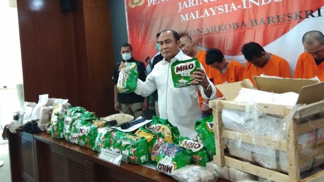 Dir Narkoba Bareskrim Polri Brigjen Eko Daniyanto menujukkan barang bukti narkoba dan tersangka di Bareskrim Polri.  Foto: Mirsan Simamora/kumparan 
