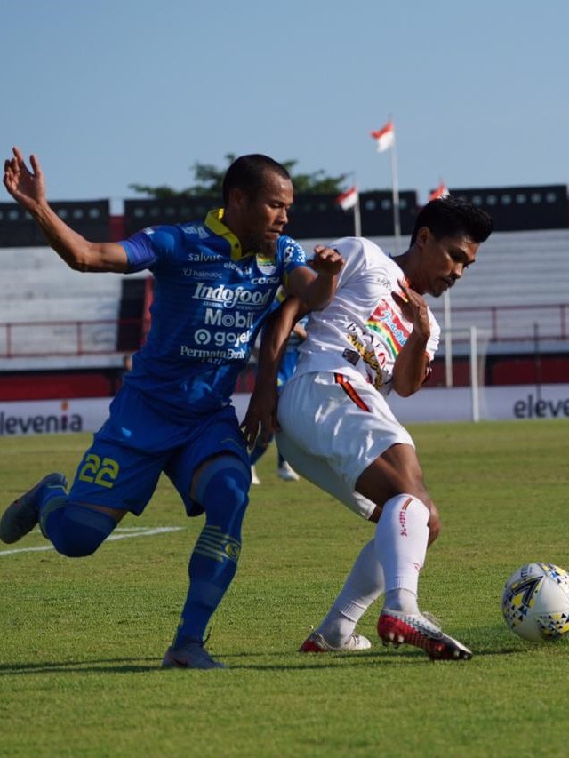 Pemain Persib Bandung, Supardi Nasir berebut bola dengan pemain Persija Jakarta dalam lanjutan Liga 1 2019 di Stadion I Wayan Dipta, Bali. Foto: Dok. Media Persija