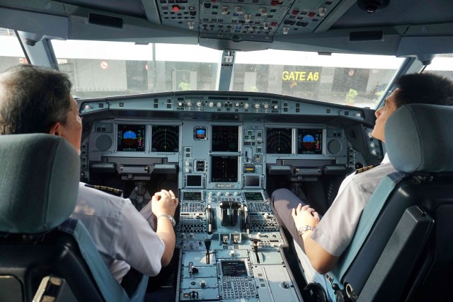 Suasana di dalam kokpit Pesawat Airbus A330-300CEO Batik Air di Bandar Udara Internasional Soekarno-Hatta, Jakarta.  Foto: Irfan Adi Saputra/kumparan 