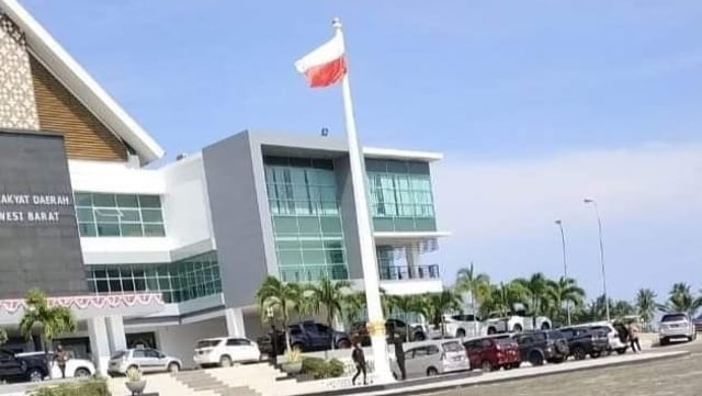 Bendera merah putih yang terpasang terbalik di halaman Kantor DPRD Sulbar, Senin pagi (28/10). Foto: Dok. Istimewa