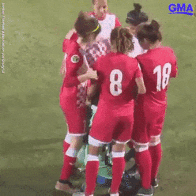 Pesepak Bola Perempuan Dilindungi Lawan saat Hijabnya Lepas Foto: Twitter @Footynions