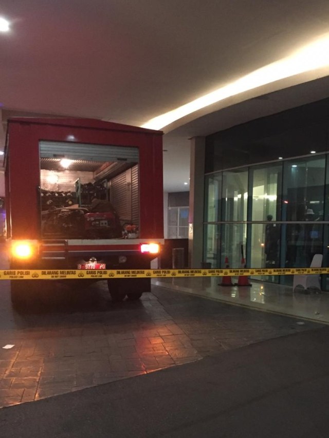 Mobil pemadam kebakaran bersiaga di RS Mayapada, Lebak Bulus, Jakarta.  Foto: Raga Imam/kumparan 