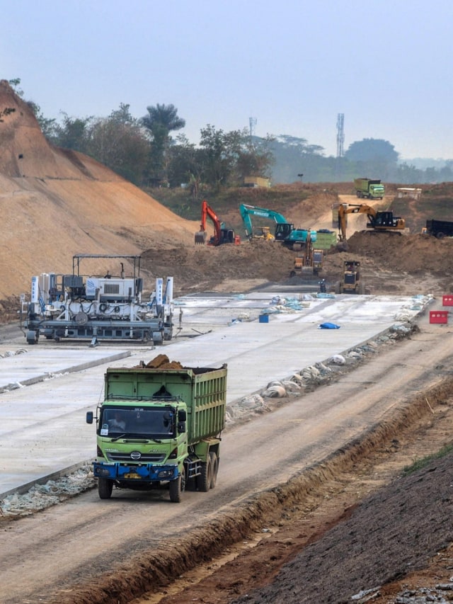 Pekerja beraktivitas di lokasi proyek pembangunan Jalan Tol Serang-Panimbang di Desa Cibadak, Lebak, Banten, Senin (28/10/2019). Foto: ANTARA FOTO/Muhammad Bagus Khoirunas
