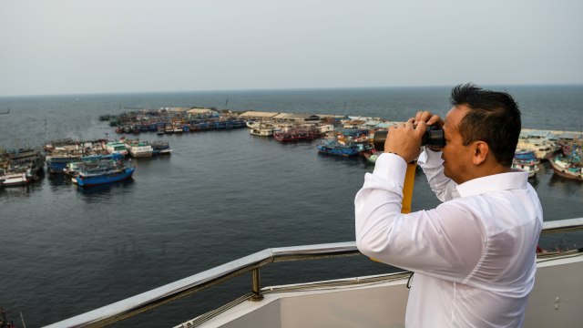 Menteri Kelautan dan Perikanan Edhy Prabowo mengamati suasana Pelabuhan Perikanan Samudera Nizam Zachman, Muara Baru, Jakarta, Senin (28/10/2019). Foto: ANTARA FOTO/Galih Pradipta