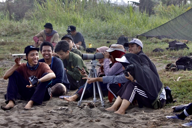 Festival Burung Pantai di muara Kali Progo dekat dengan Pantai Pandansimo Bantul DIY pada Sabtu (26/10) dan Minggu (27/10) diikuti 50-an mahasiswa dari berbagai universitas di Yogyakarta. Foto oleh : Maya Vita