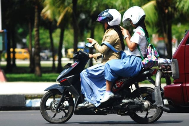 Ilustrasi menggunakan HP ketika berkendara. Foto: istimewa