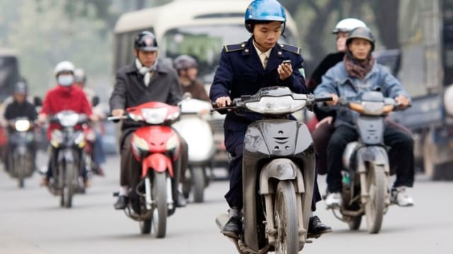 Ilustrasi menggunakan HP ketika berkendara. Foto: istimewa