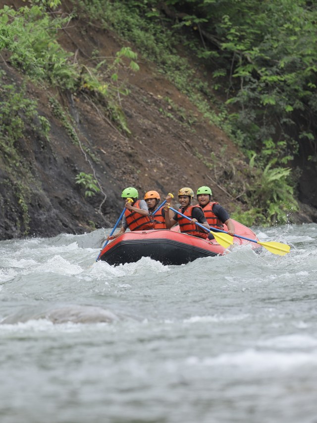 Arung jeram di Krueng Jalin, Aceh Besar. Foto: Windy Phagta/acehkini